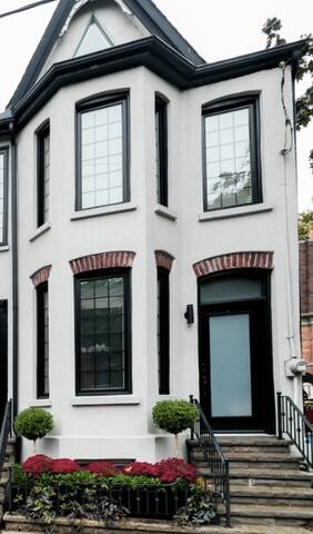 Heritage Rowhouse in Historic Old Town Toronto gallery image 4