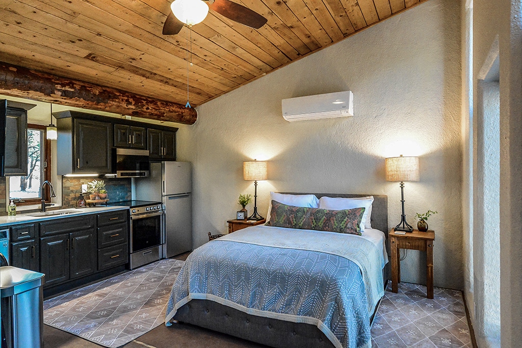 Cómoda cama tamaño queen en el apartamento estudio.