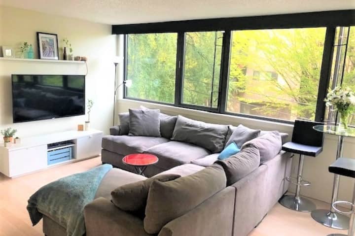 Beautiful Updated Quiet Condo With Parking Stall! - Portland, OR