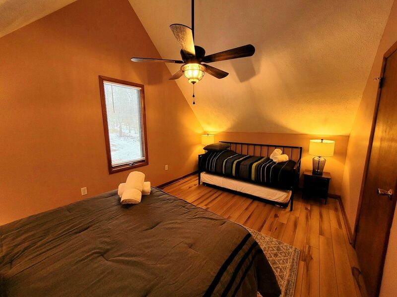 ห้องนอน 2 (ชั้นบน)