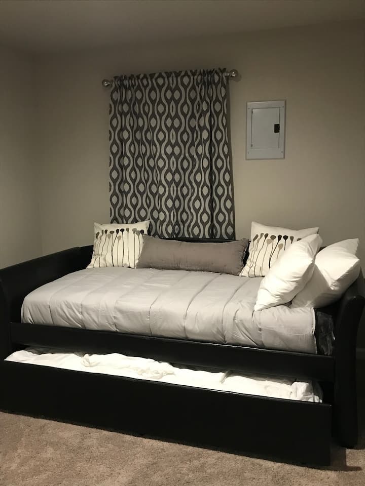 Sofá cama en el primer piso con cama extraíble (2 camas individuales)