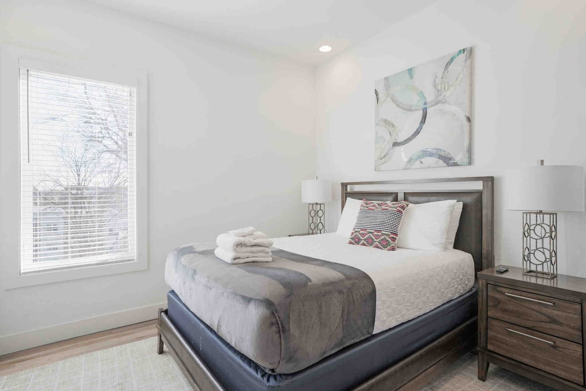 להתפנק בחדר השינה המושלם עם המיטה האלגנטית שלנו, הממוקמת אסטרטגית ליד חלון כדי ללכוד את היופי של אור טבעי ואוויר צח. ☀️  #NaturalVibes #WindowSerenade