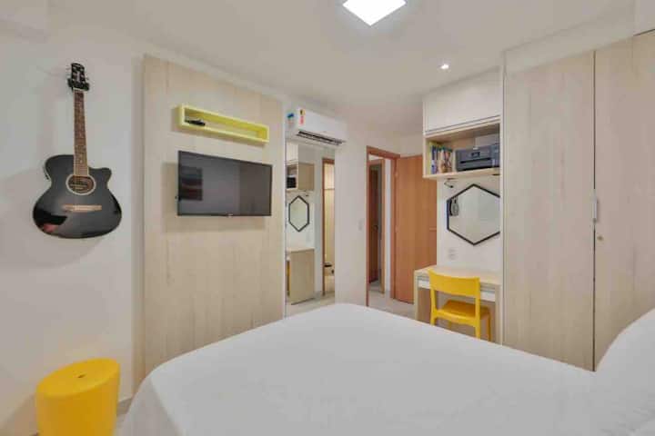 جناح مكيف الهواء مع تلفزيون ذكي 32بوصة وطابعة مكتب منزلي.