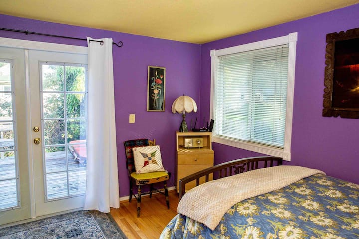 Dormitorio de abajo con acceso al patio trasero. 