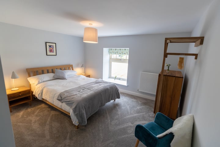 Dormitorio principal tamaño king con baño privado. 