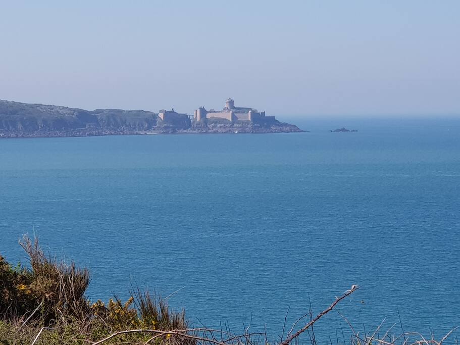 Le fort Lalatte vue de Saint Cast sur le GR34