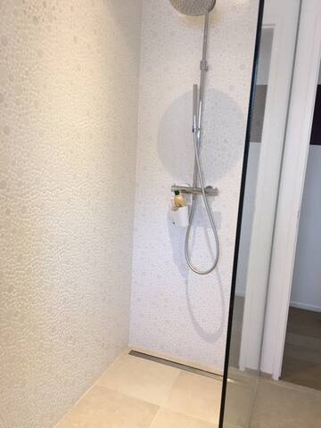 Maison Contemporaine au calme dans la verdure gallery image 5