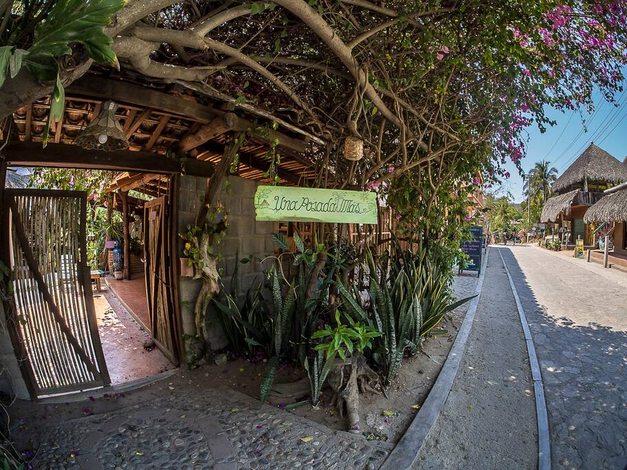 Entrada a la posada desde Calle del Rinconcito