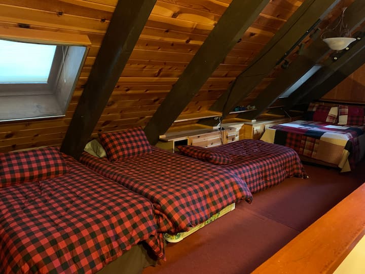 Ова е просторот за спиење на поткровјето што го наведовме како втора дневна соба.  Има три брачни кревета (широки 125 - 149 см) и еден цел кревет (широк 125 - 149 см).
