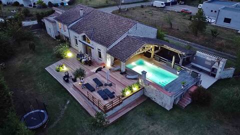 Beautiful 400m2 stone villa- heated pool