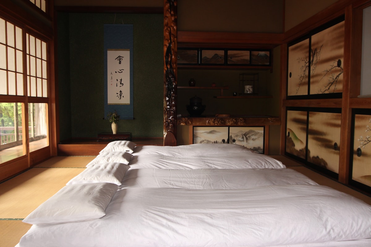 Shembuj kur e përdor si dhomë gjumi.Në mëngjes, cicërima e zogjve zgjohet.