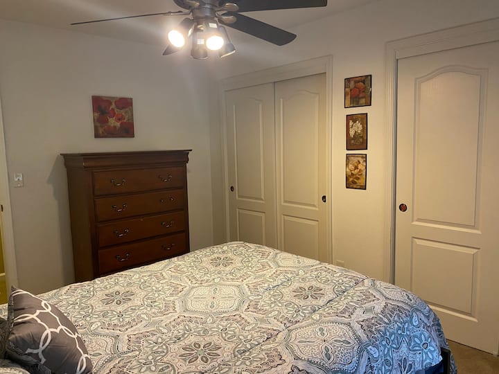 Dormitorio 4: cama tamaño grande, cómoda, mesita de noche, 2 armarios.