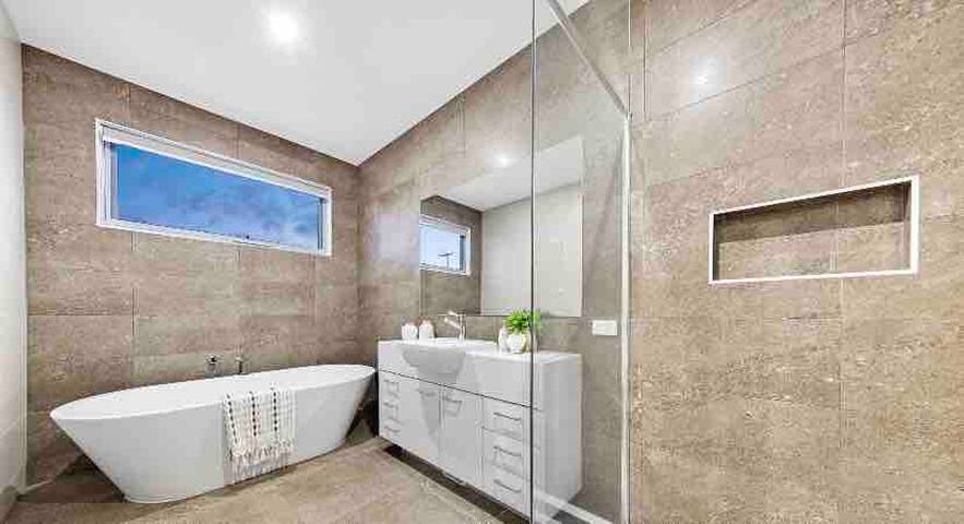 LAKEVIEW LUXURY gallery image 2