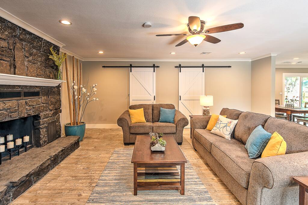 All new furniture, flat screen TV and a gorgeous rock fireplace