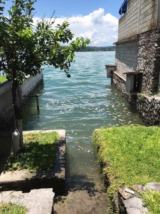 Esta es la playa lateral de la casa, un pequeño acceso al Lago.