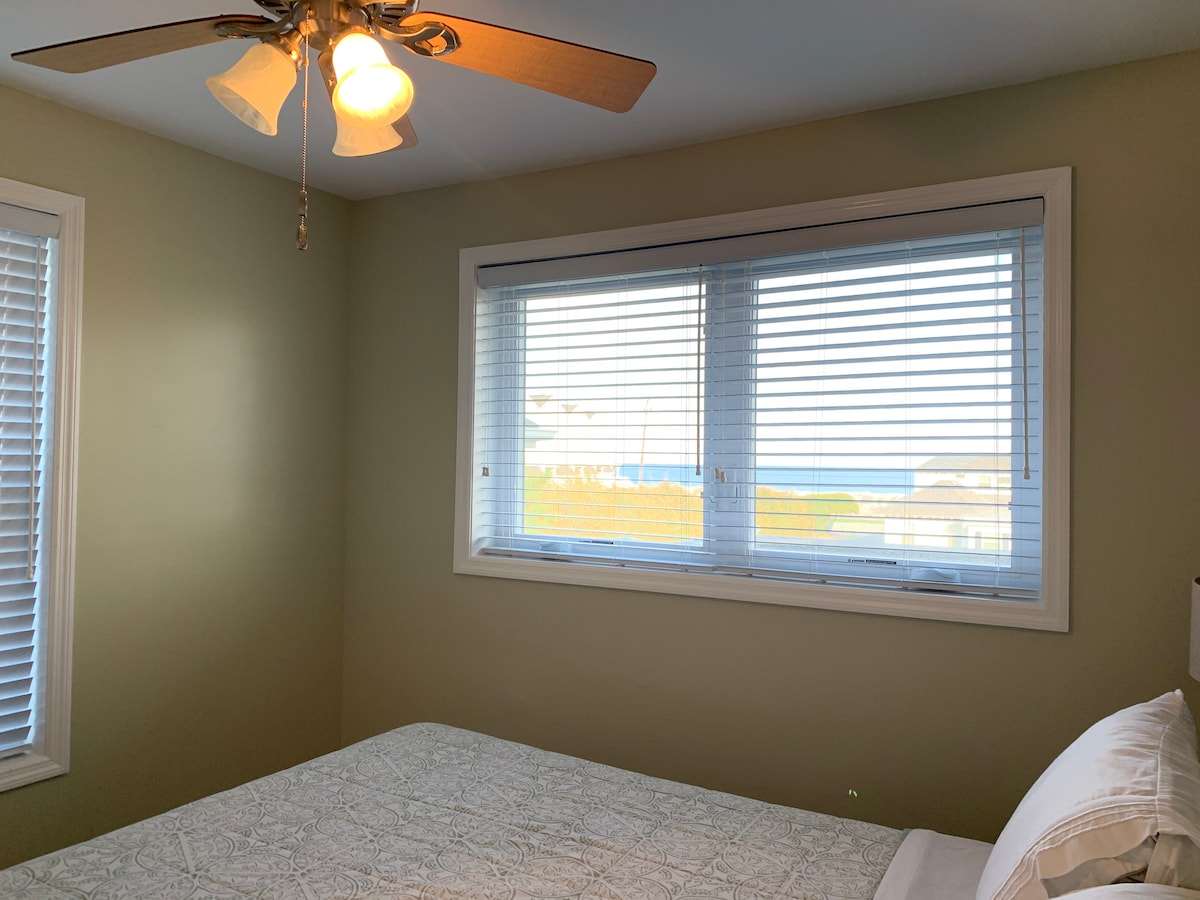 วิวทะเลจากห้องนอน