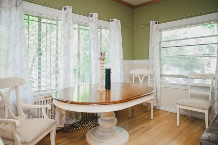 Shabby Chic 1926 Bungalow w 2 baths