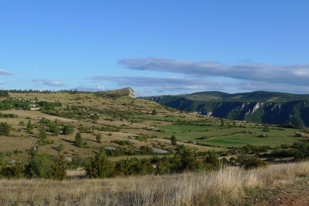 Vue depuis le hameau: le bord du Causse