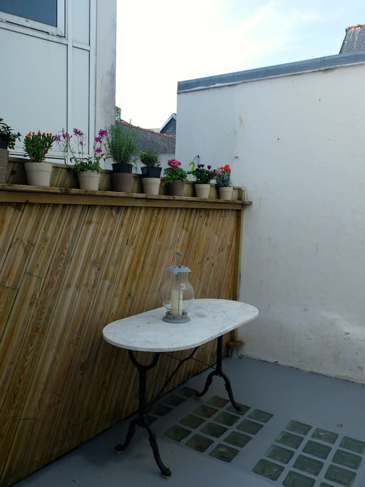 Petite terrasse où l'on peut prendre ses repas.