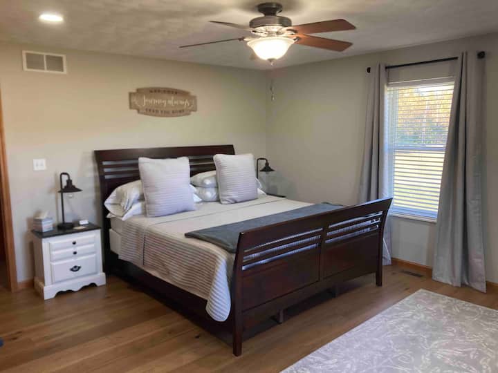 Master bedroom w/king bed