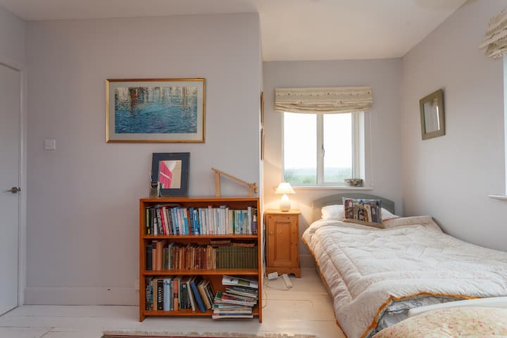 Segundo dormitorio con dos camas individuales.