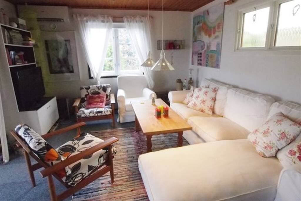Stuen m. brændeovn, tv, radio, - med udsigt til fjorden.