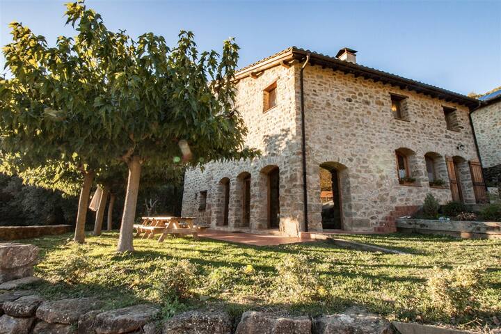 Espectacular masía con piscina y enorme jardín gallery image 2
