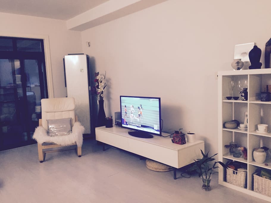 living Room with Internet TV, which covers 200 channels。客厅,网络电视可以收看200个台。
