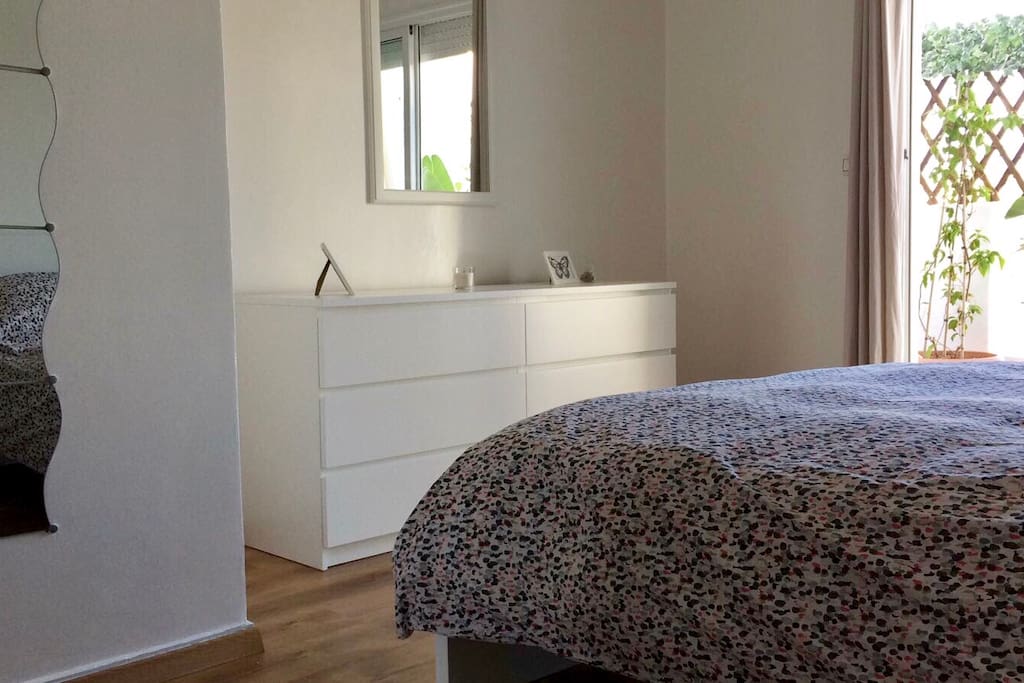 Chambre avec belle couette et matelas confortable / bedroom with comfy bed