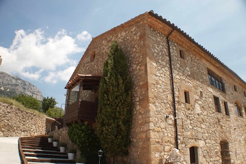 Cal Masover: Farmhouse for 10 people with a communal indoor heated pool