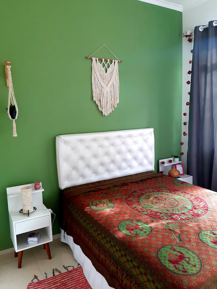 Dormitorio con cama doble estándar. Ropa de cama y baño.