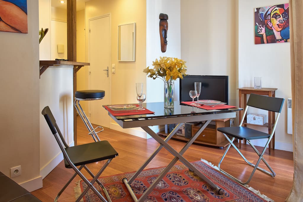 Living room with dressed évolutionary table - Salon avec table basse en position haute