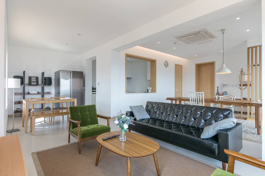 거실에서 바라본 에메랄드 빛 바다
Bright Jewel of Emerald Sea with Ebony Volcanic Rock Coast in Seogwipo Seen from Pension Living room