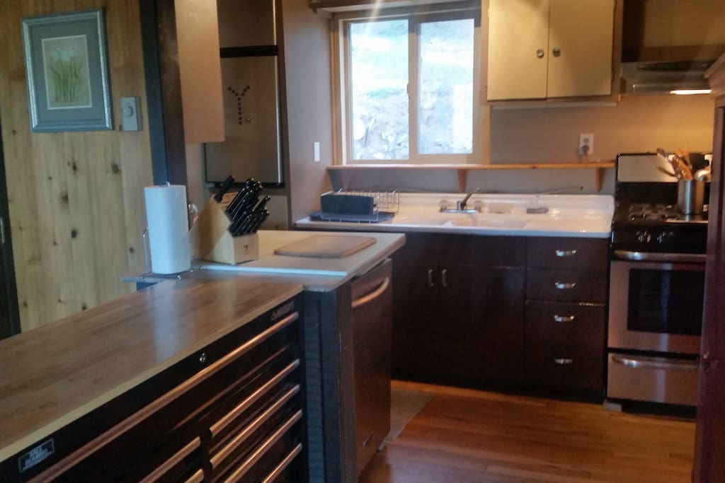 Yes, that's a tool box in the kitchen. Just kitchen tools though.