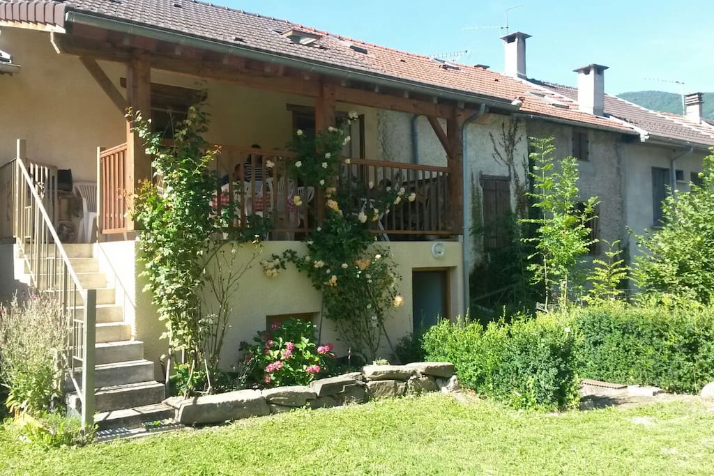 Terrasse et jardin fleuri
