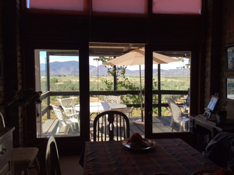 Comedor grande para 12 personas . Con vista al todas las vinicolas Montechanic, Decanto etc...