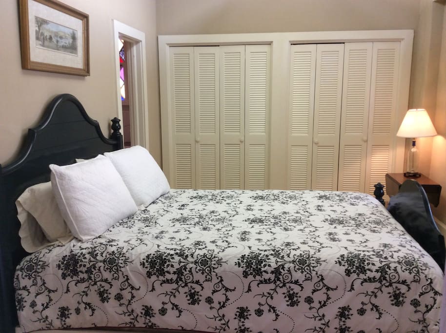 Bedroom with Queen Size Bed. Sheets included.