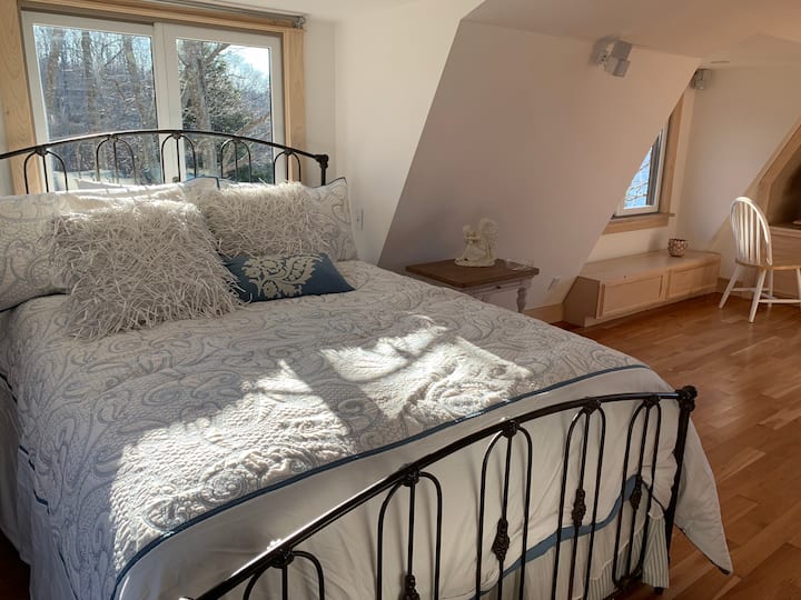 Arriba al dormitorio. Hay controles dobles para el colchón. 