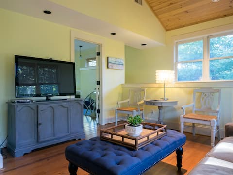 Popular Airbnb listing: Relaxing apt by Overton Square and Overton Park. in Binghampton