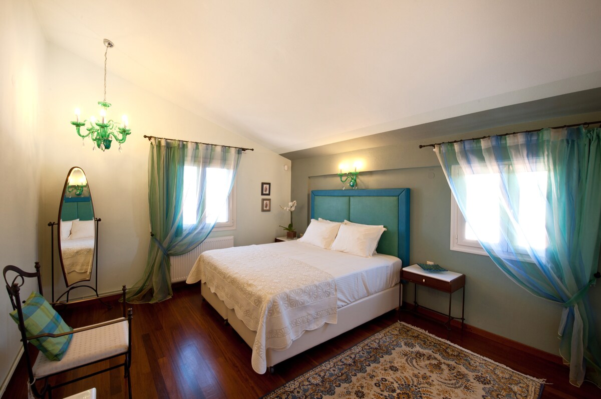 主卧配备空调和套内卫生间