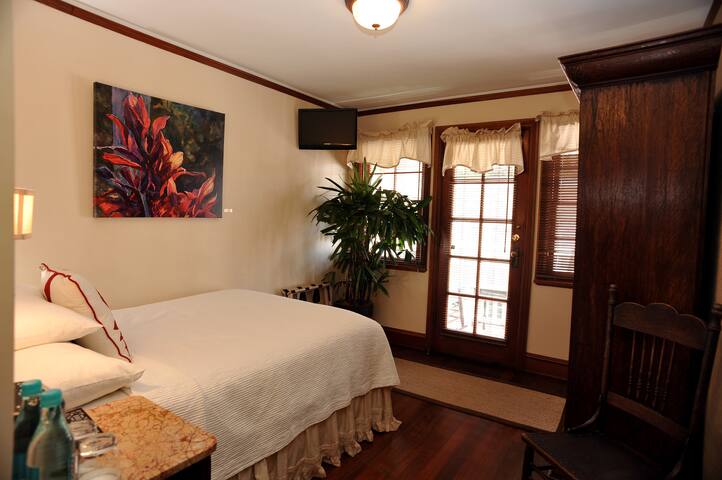 Lahaina Inn, Standard