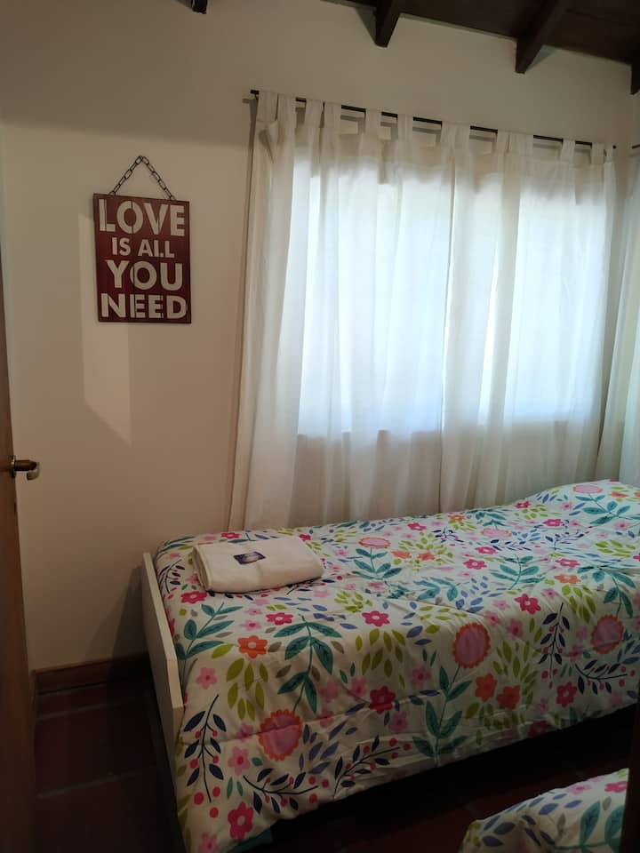Dormitorio con dos camas individuales y placard