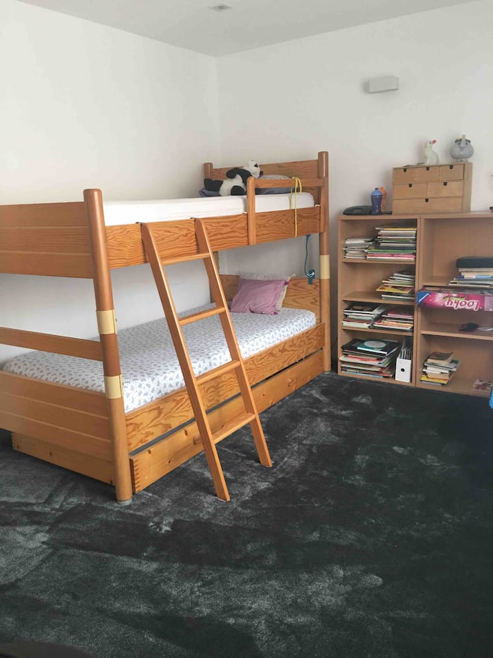 Spálňa 4 s 2 samostatnými poschodovými posteľami - kúpeľňa a WC na rovnakom poschodí 