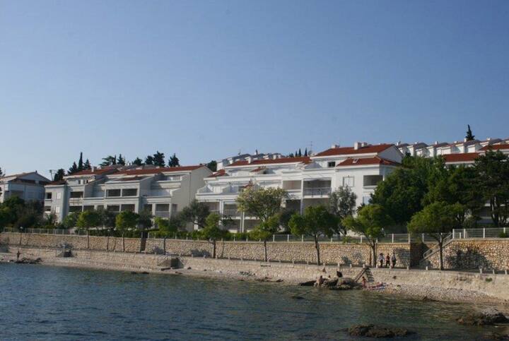 Seafront Apt - 1 min to the beach