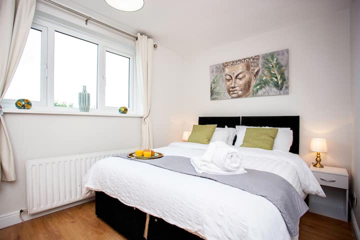 Segundo dormitorio con tirolina y cama adaptable (ya sea tamaño king o 2 individuales) y vista al jardín