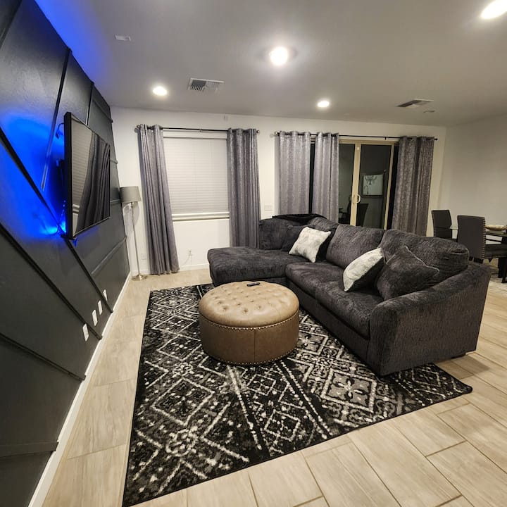 4 Bedroom Home With 2 Living Rooms! - Casa Grande, AZ