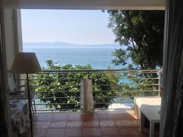 Seafront Apt - 1 min to the beach
