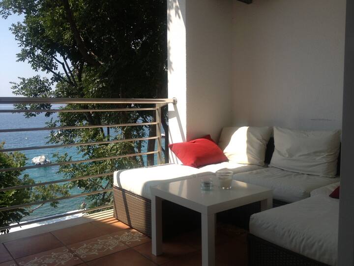 Seafront Apt - 1 min to the beach