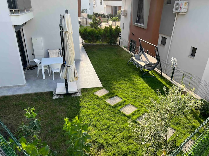 Havuzlu Sitede Villa Müstakil Geniş Bahçeli - Güllük