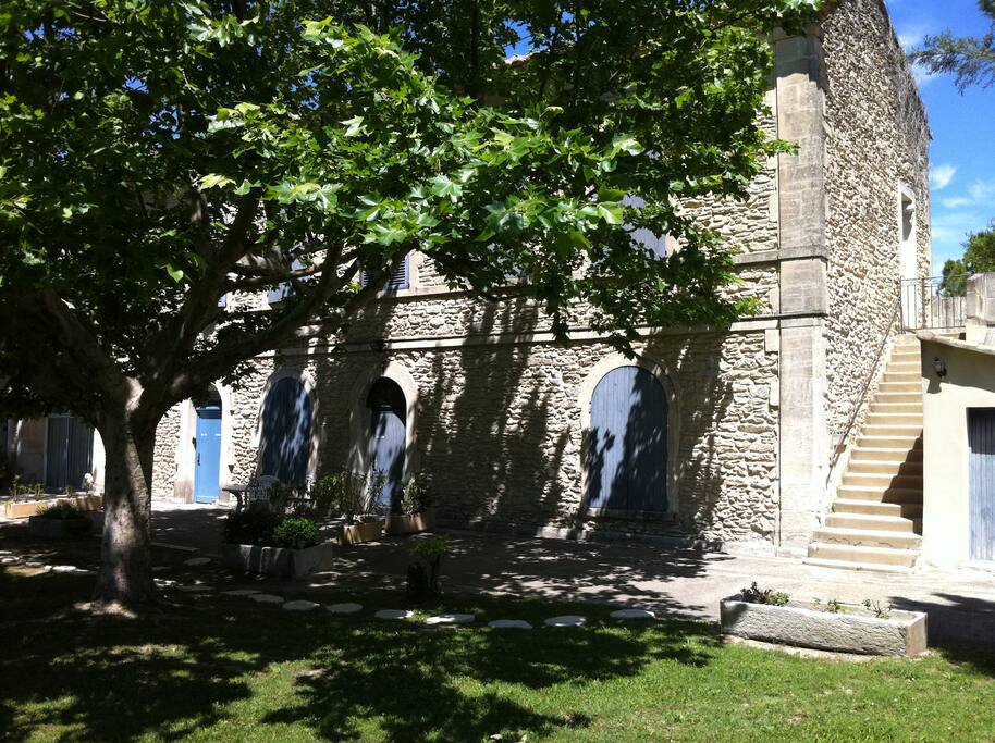 Au 1er et dernier étage, avec une terrasse privative entourée de verdure, l'appartement offre sérénité et luminosité. Trois hautes fenêtres en ogive ouvrent sur le jardin.